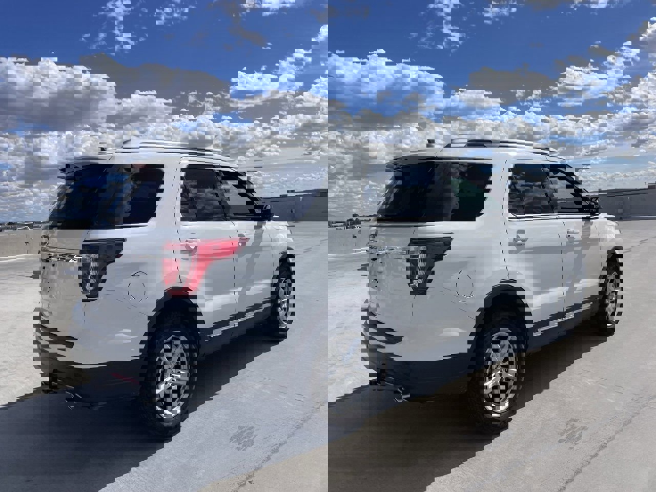 Used 2018 Ford Explorer XLT image 2