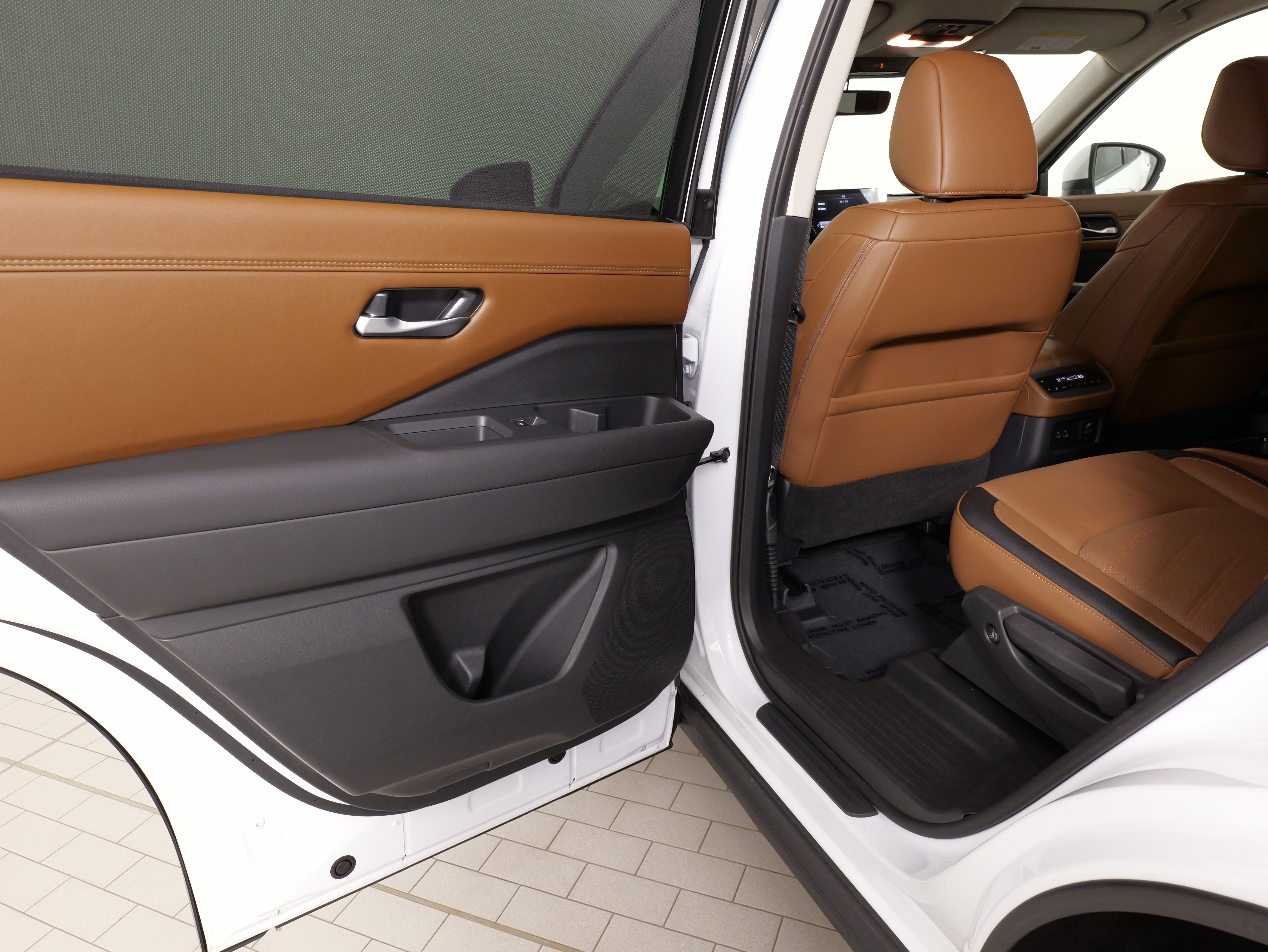 Used 2025 Nissan Pathfinder Platinum AWD/4WD image 35