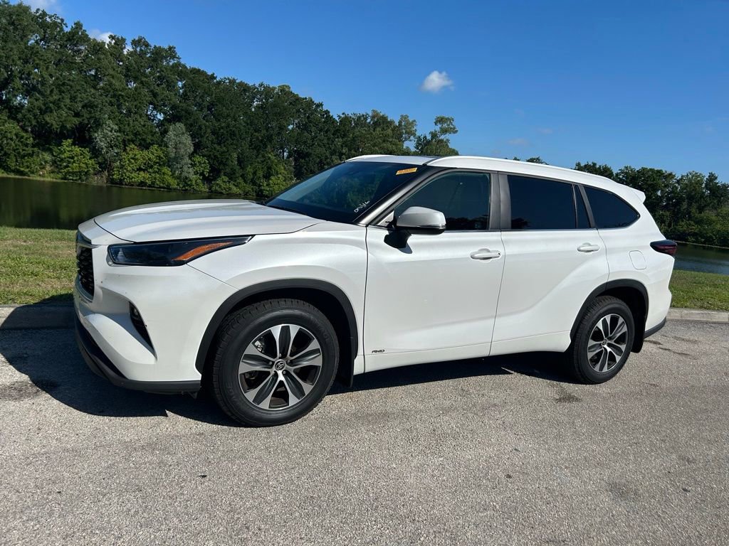 Certified 2025 Toyota Highlander XLE AWD/4WD image 2