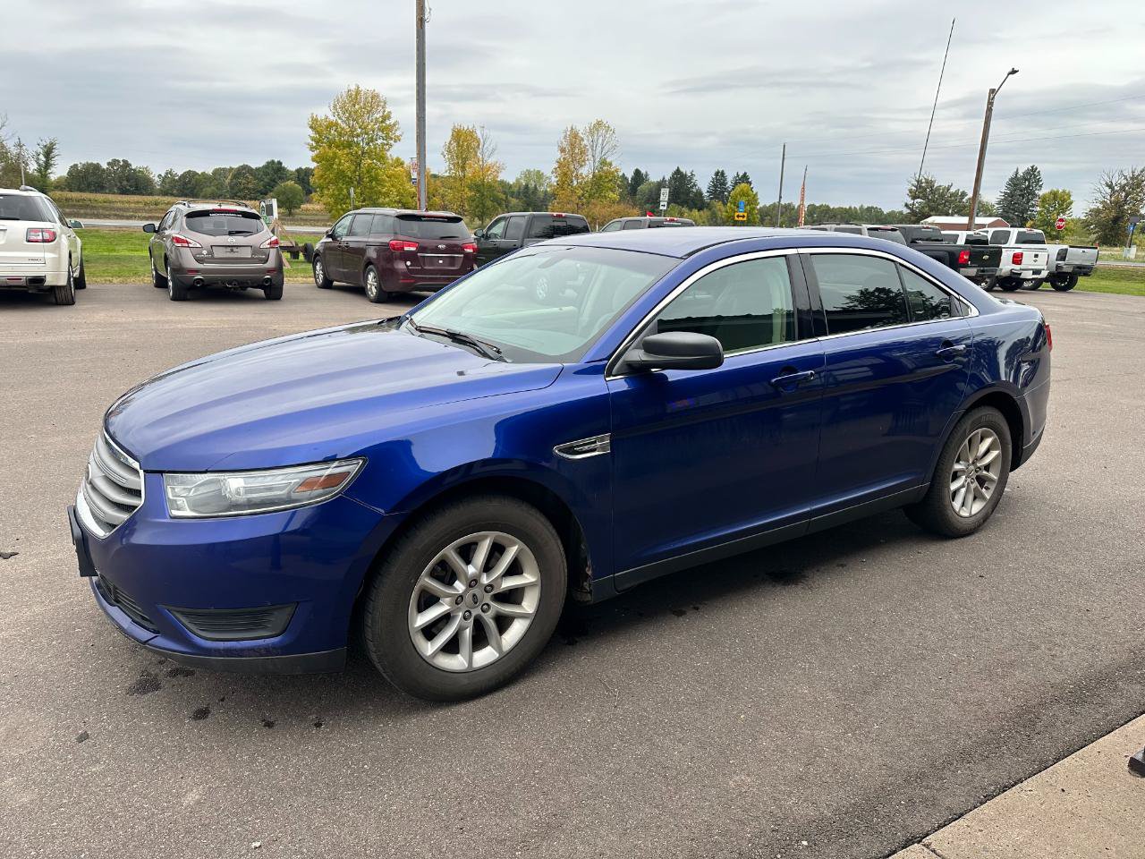 Used 2014 Ford Taurus SE FWD image 2