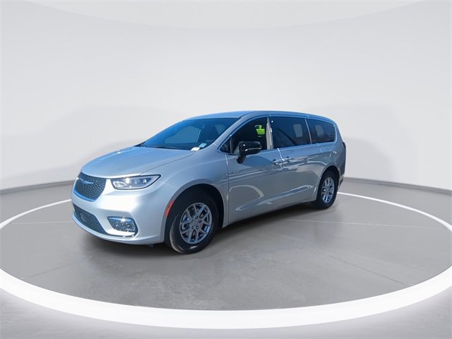 New 2026 Chrysler Pacifica Select image 4