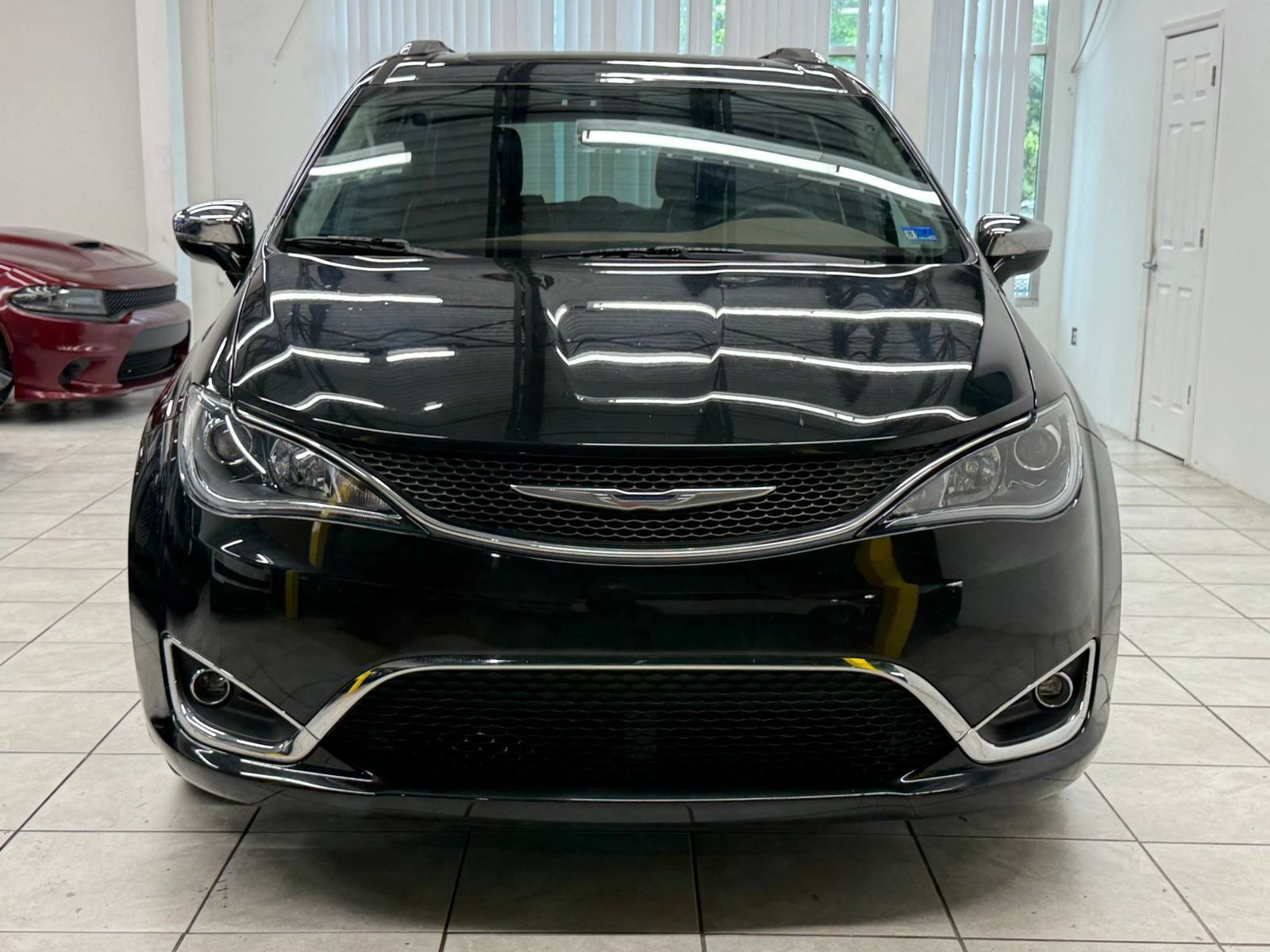 Used 2017 Chrysler Pacifica Limited FWD image 2