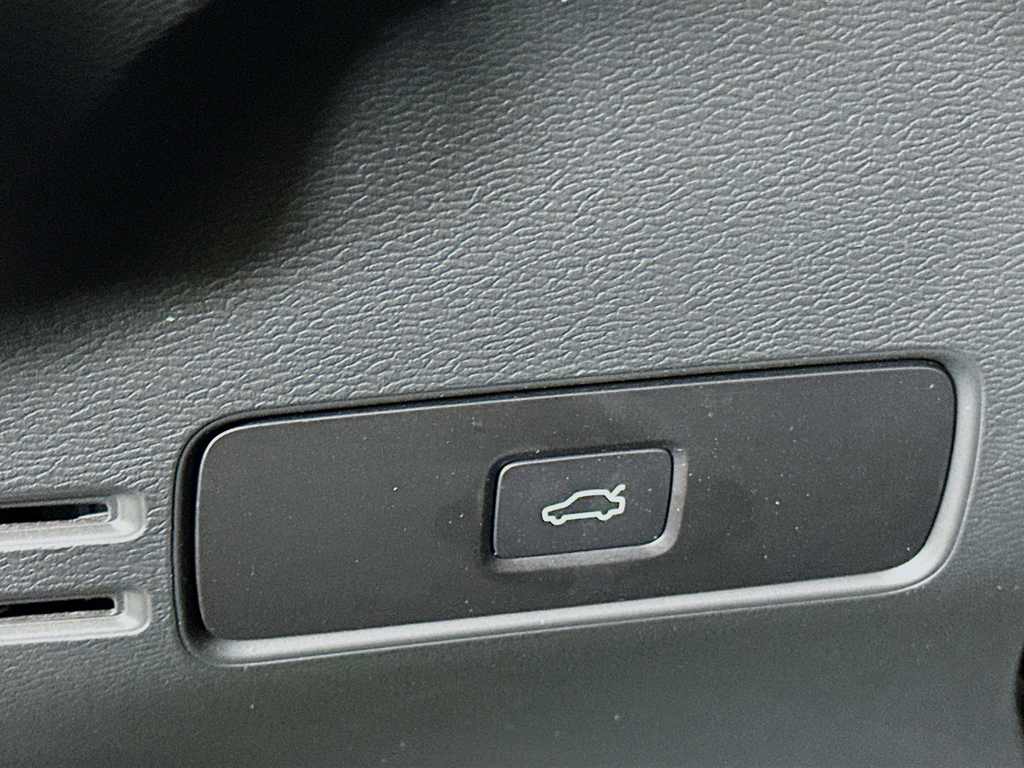 Used 2025 Volvo XC40 B5 Plus image 17