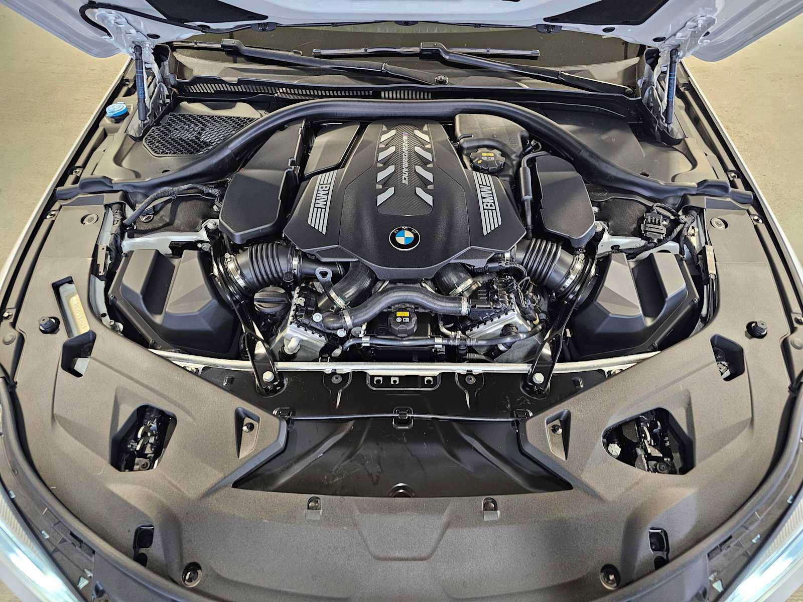 Used 2019 BMW M850i xDrive M850i xDrive w/ M Carbon Exterior Package image 9