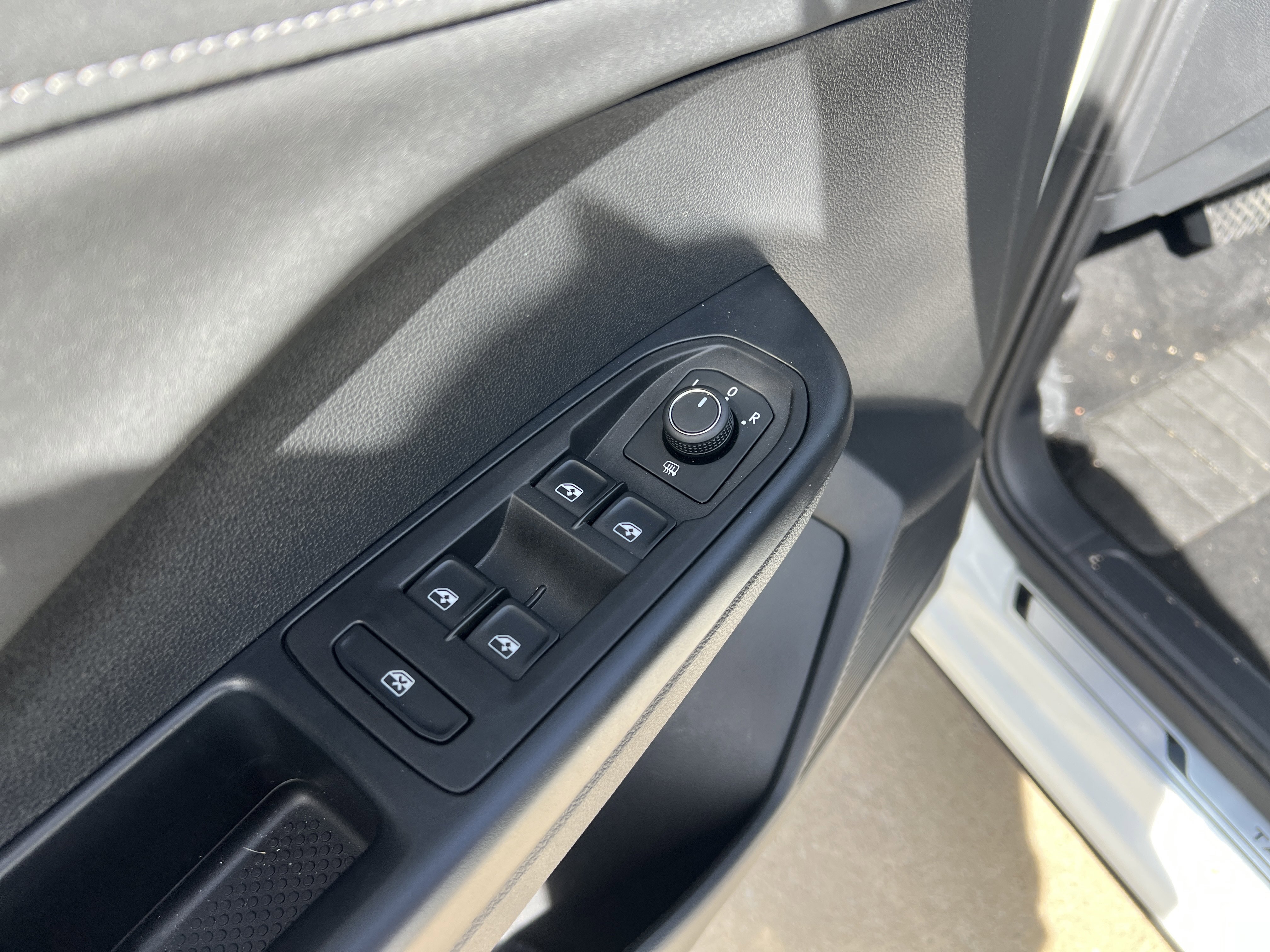 Certified 2025 Volkswagen Taos SE image 14