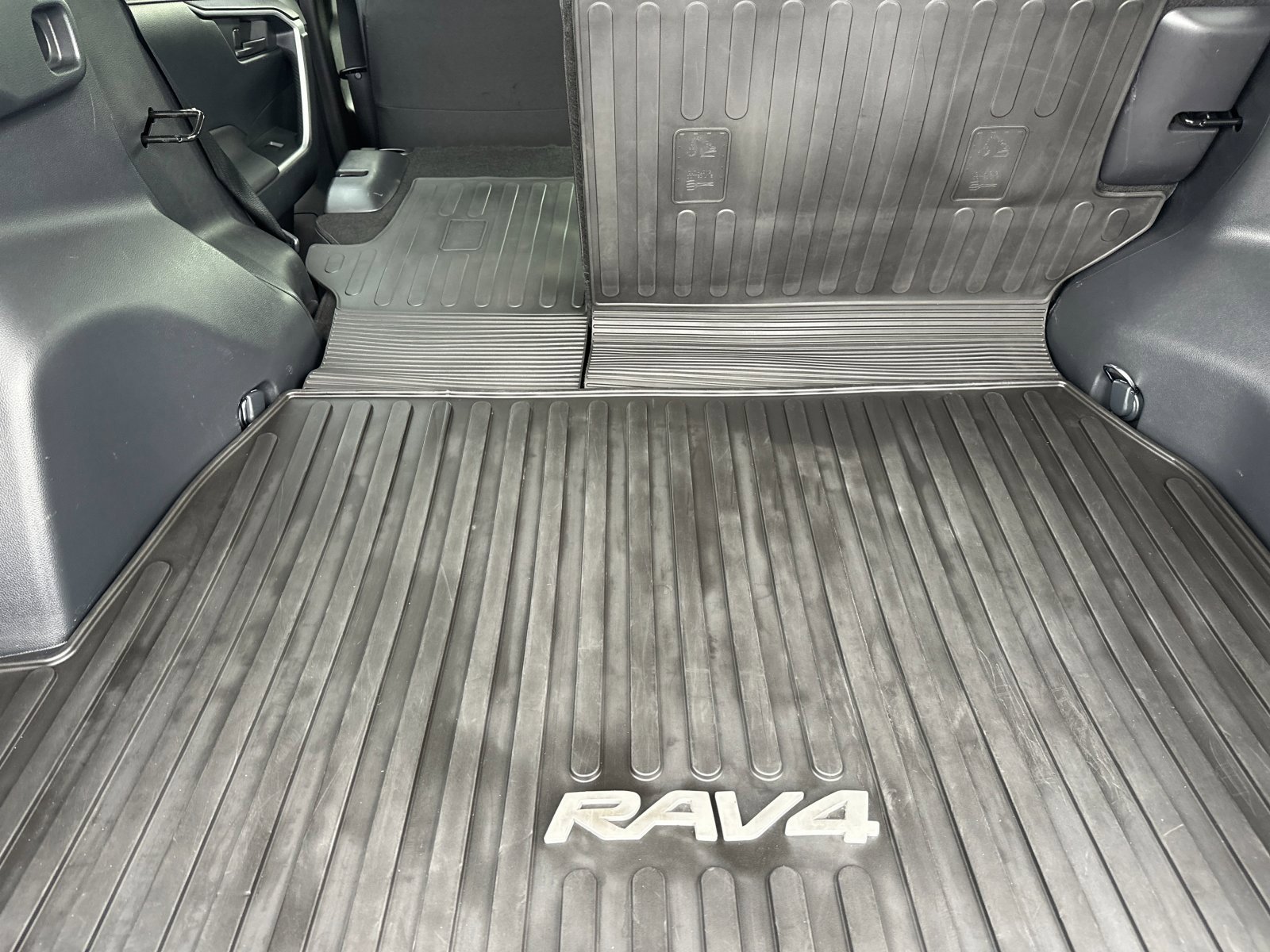 Used 2022 Toyota RAV4 LE image 15