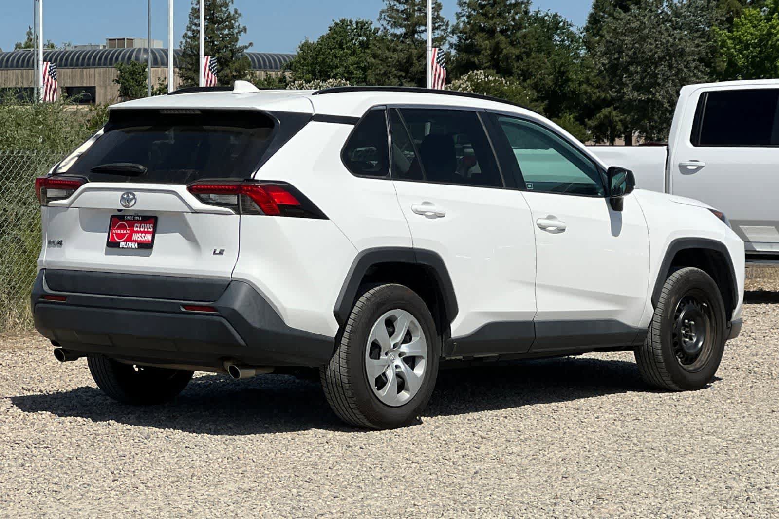 Used 2019 Toyota RAV4 LE FWD image 3