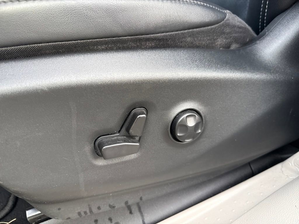 Used 2024 Chrysler Pacifica Touring-L image 18