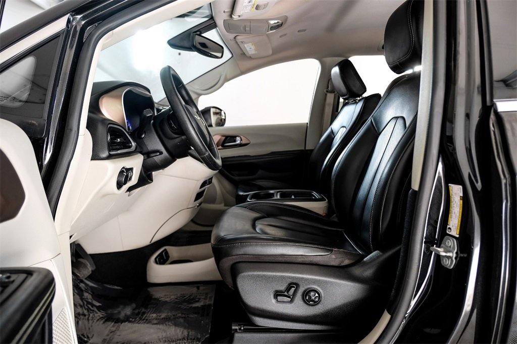 Used 2020 Chrysler Voyager Lxi image 3