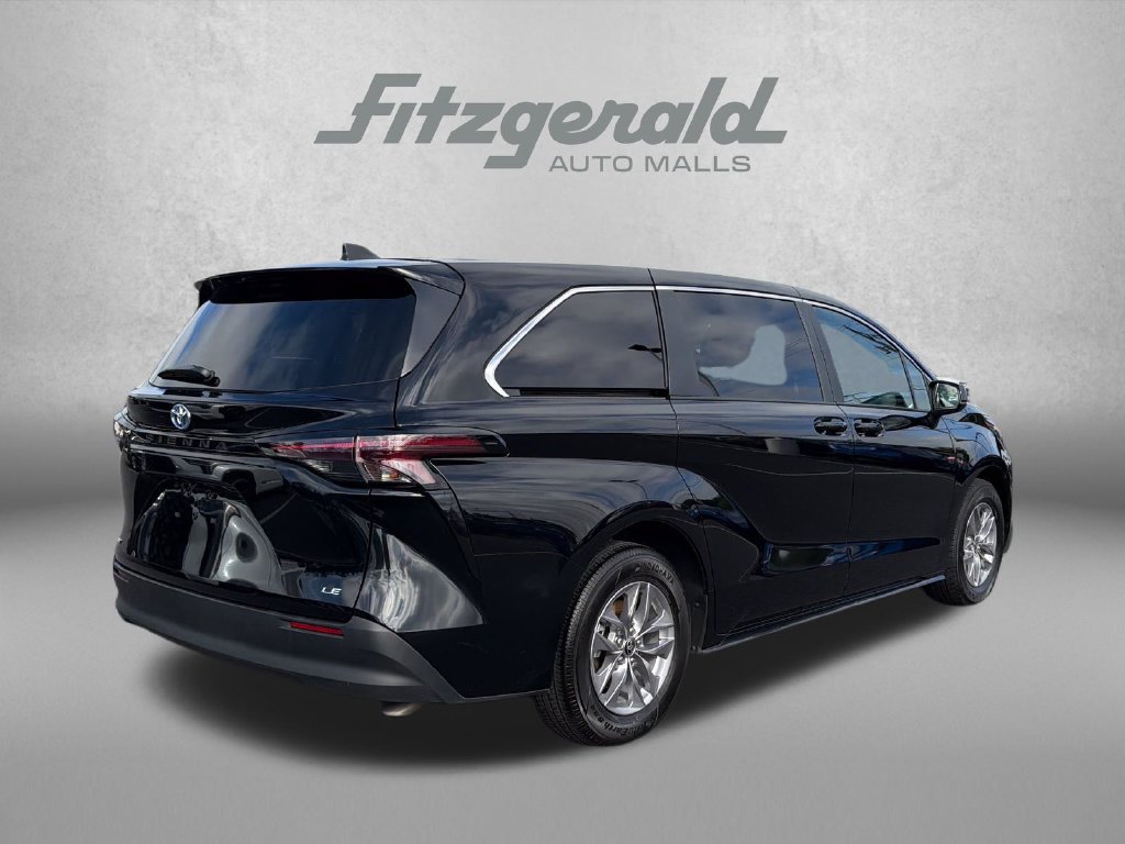 Used 2025 Toyota Sienna LE FWD image 8