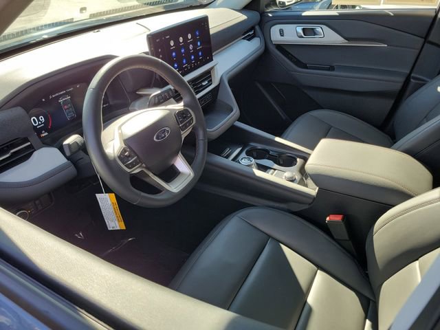 Used 2025 Ford Explorer Active w/ Active Comfort Package RWD image 3