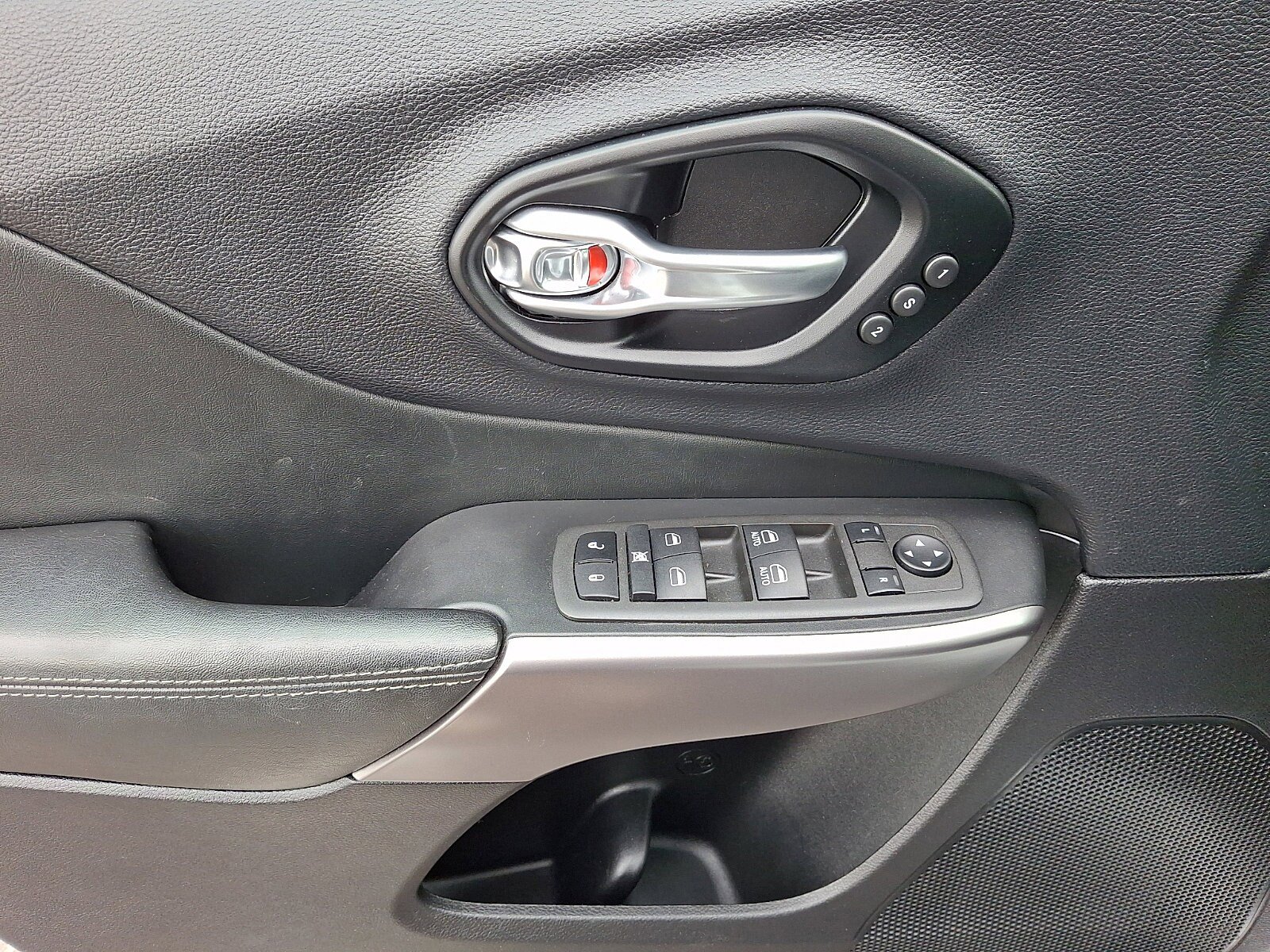 Used 2022 Jeep Cherokee Limited AWD/4WD image 12