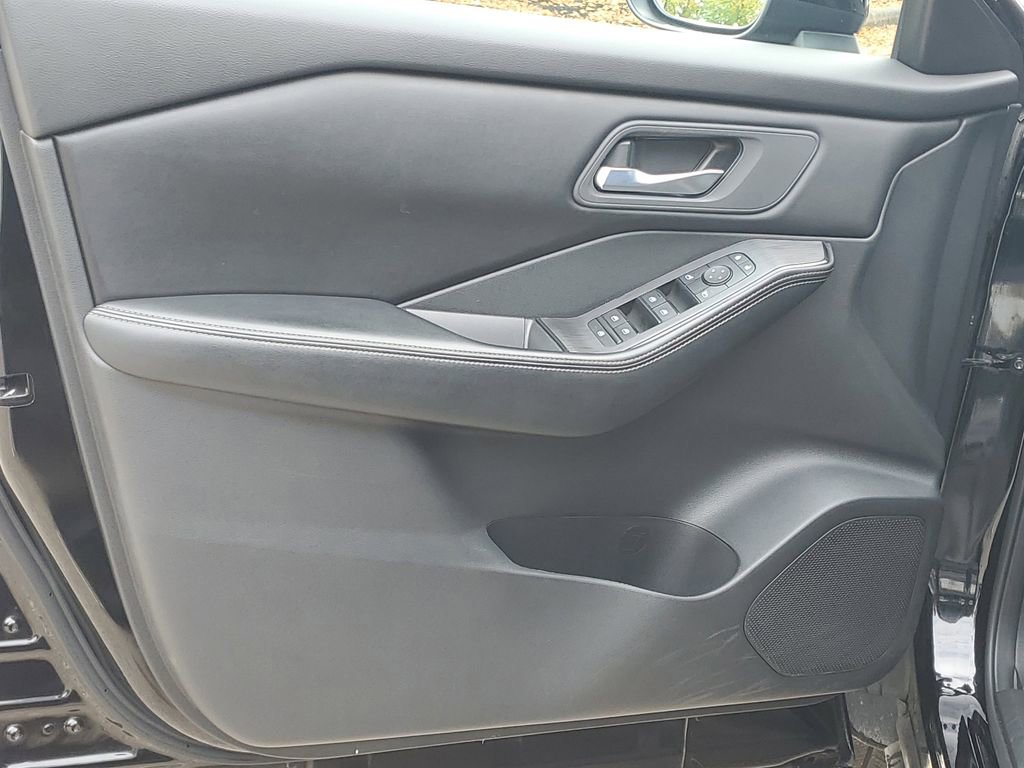 Used 2024 Nissan Rogue SV image 9