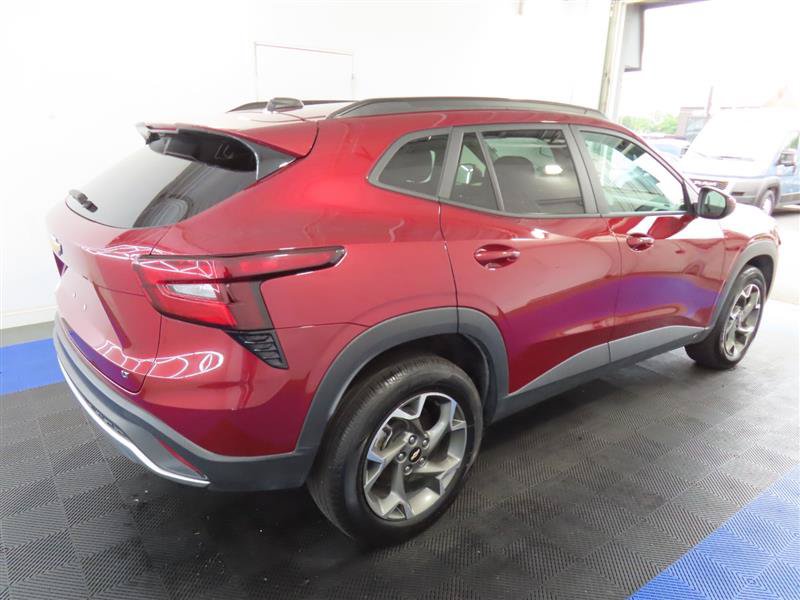 Used 2025 Chevrolet Trax LT w/ LT Convenience Package FWD image 14