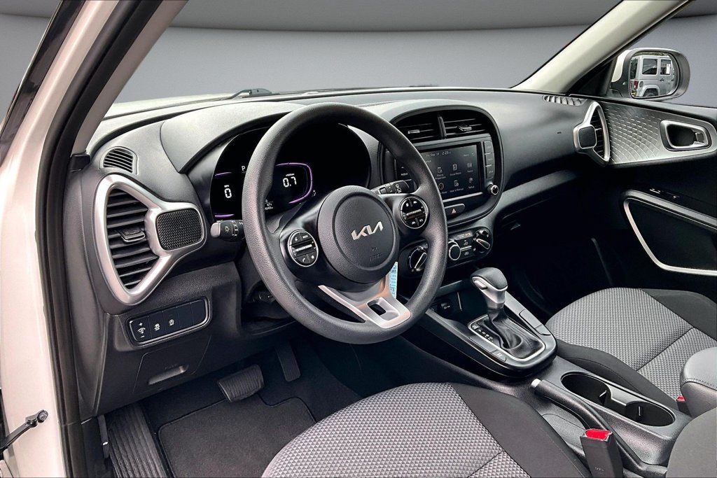 Used 2023 Kia Soul LX w/ Option Group 015 FWD image 17