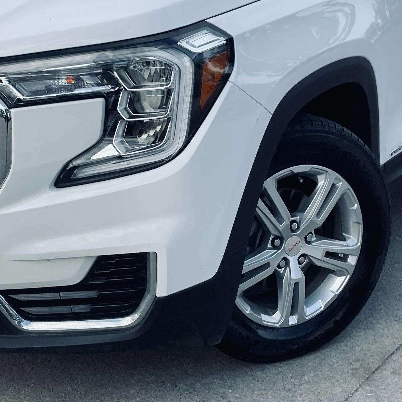 Used 2024 GMC Terrain SLE image 8