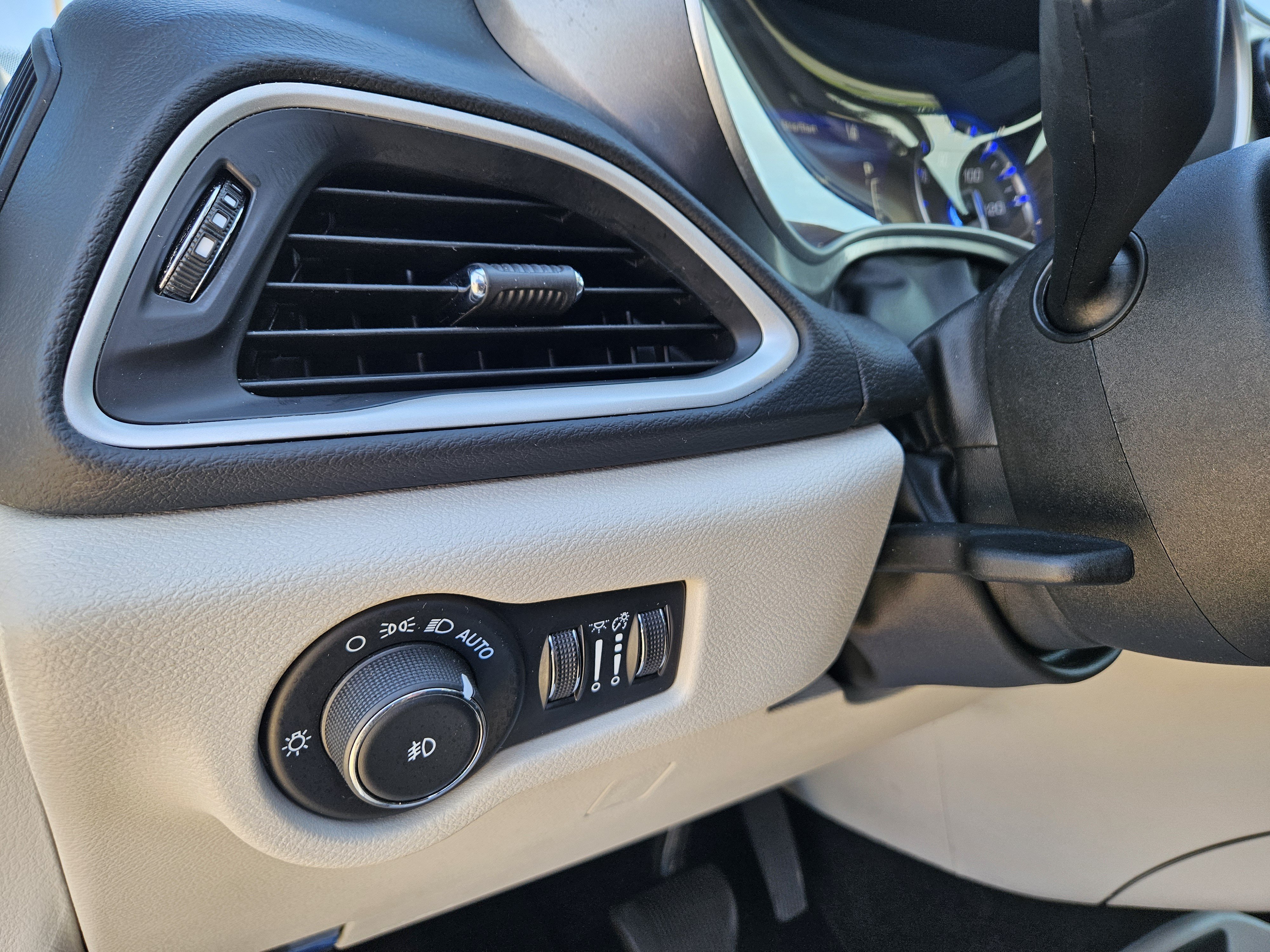 Used 2024 Chrysler Pacifica Touring-L FWD image 22