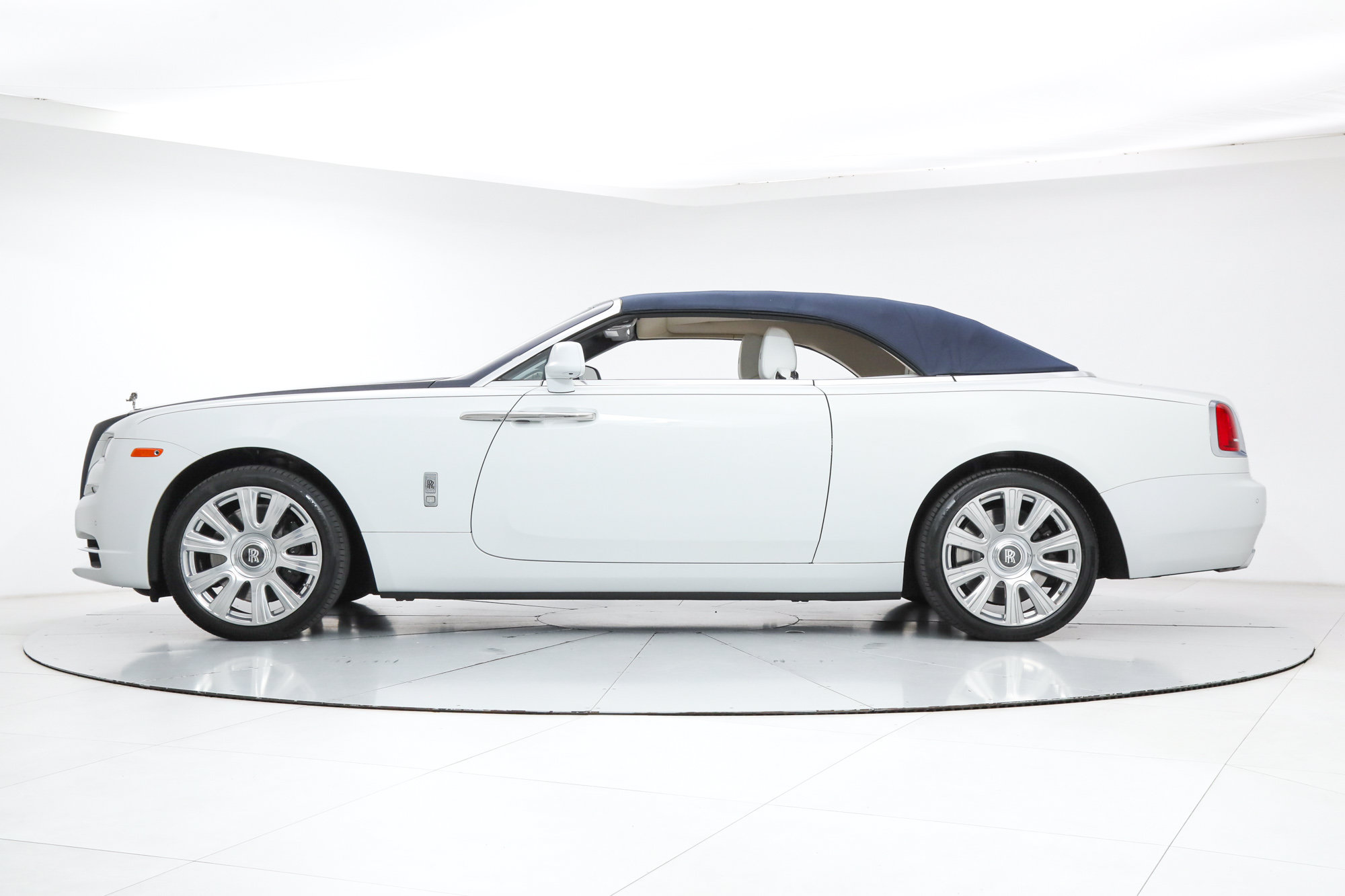 Used 2017 Rolls-Royce Dawn RWD image 8