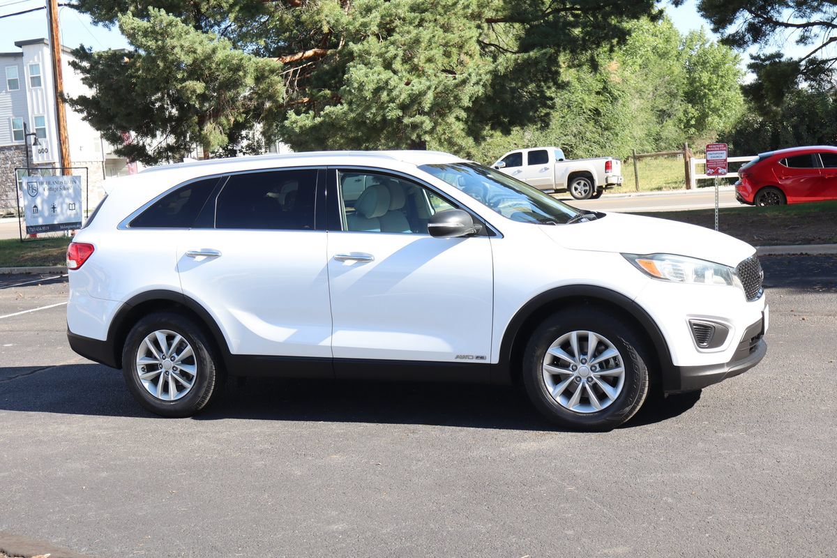 Used 2016 Kia Sorento LX AWD/4WD image 2