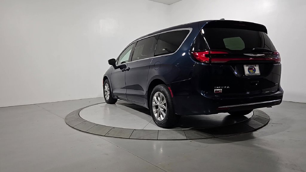 Used 2023 Chrysler Pacifica Touring-L AWD/4WD image 3