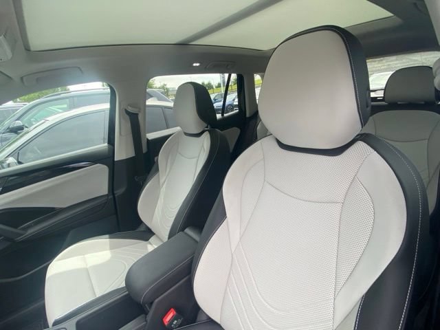 Used 2025 Volkswagen Tiguan SE w/ Panoramic Sunroof Package AWD/4WD image 6