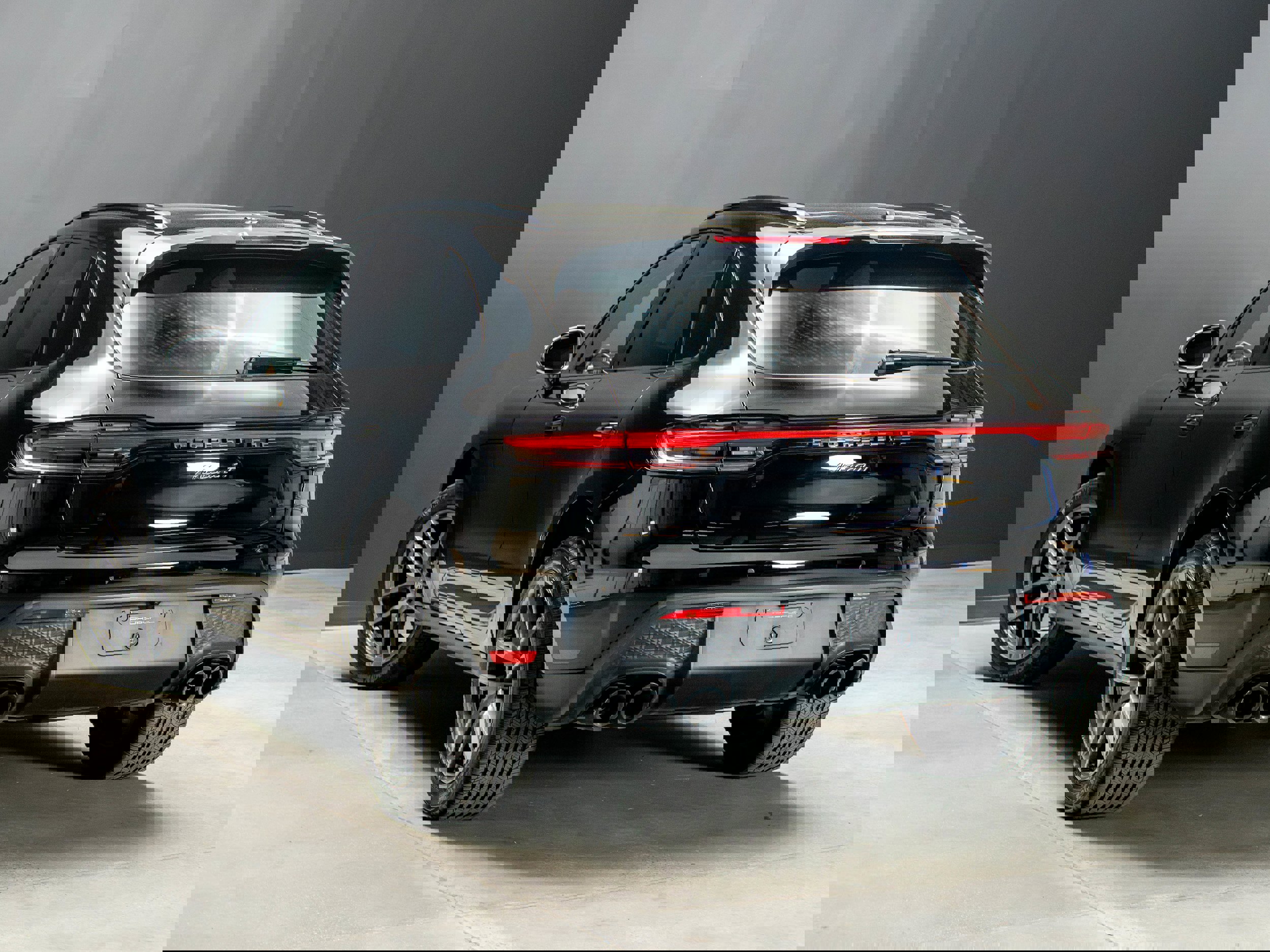 Certified 2025 Porsche Macan Turbo image 3