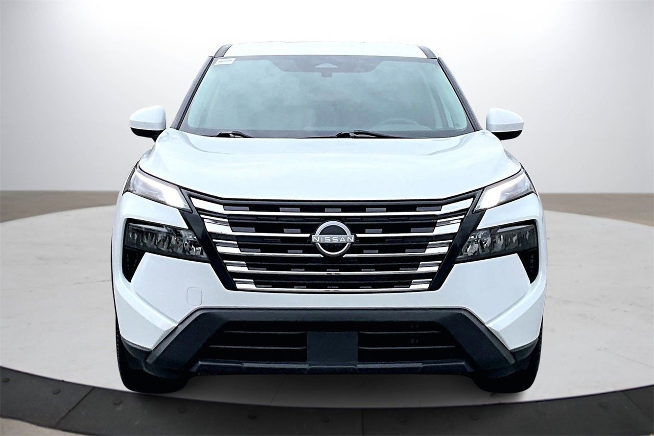 Used 2024 Nissan Rogue SV image 3