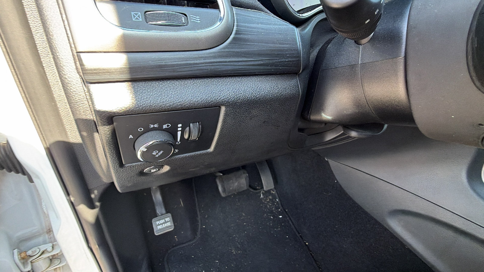 Used 2020 Jeep Grand Cherokee Laredo RWD image 25