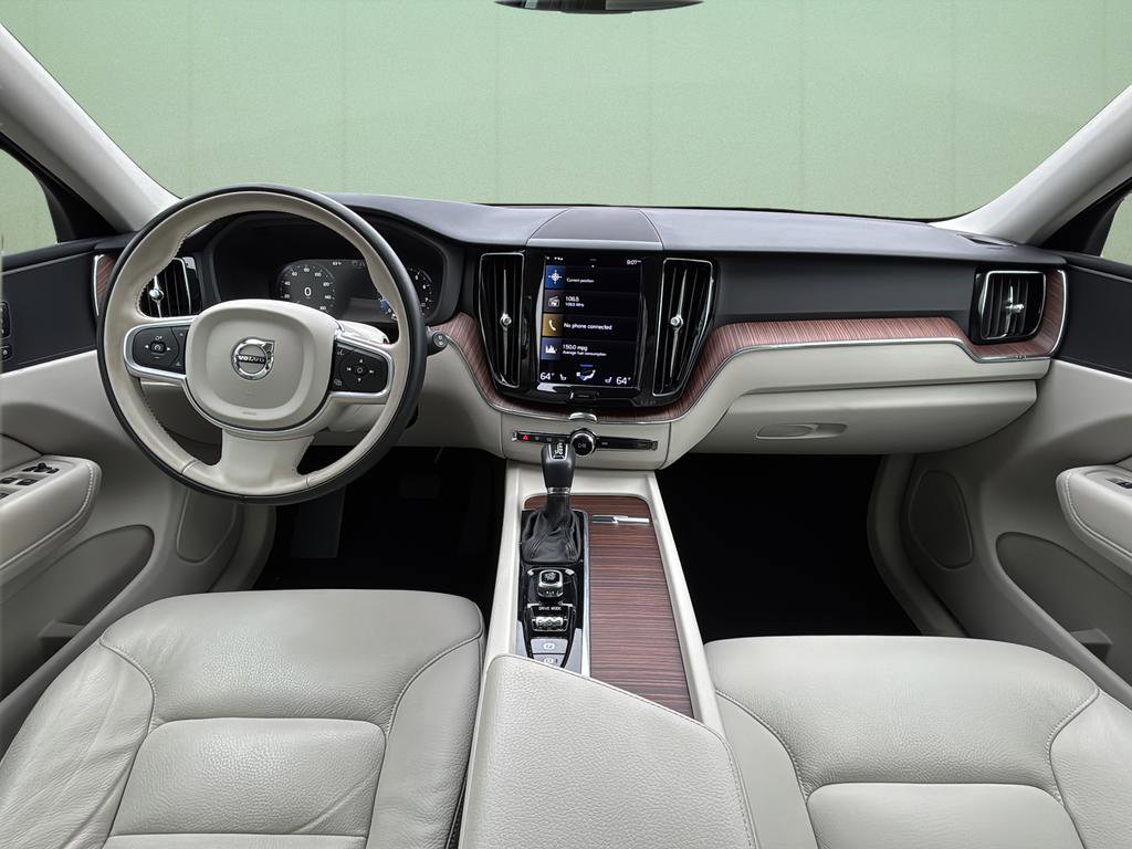 Used 2021 Volvo XC60 T5 Momentum w/ Premium Package image 25