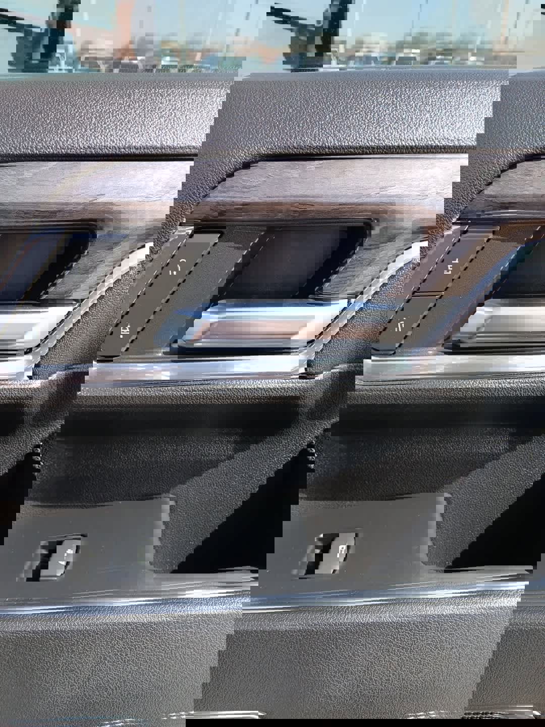 Used 2024 Chevrolet Silverado 2500 LTZ w/ LTZ Convenience Package image 33