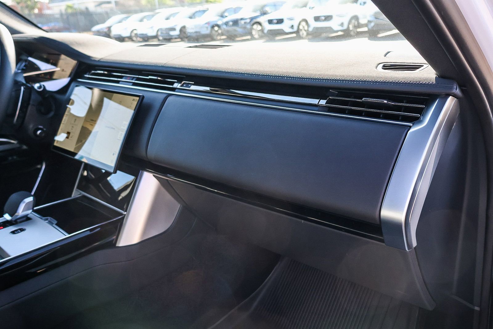 New 2026 Land Rover Range Rover SE image 18