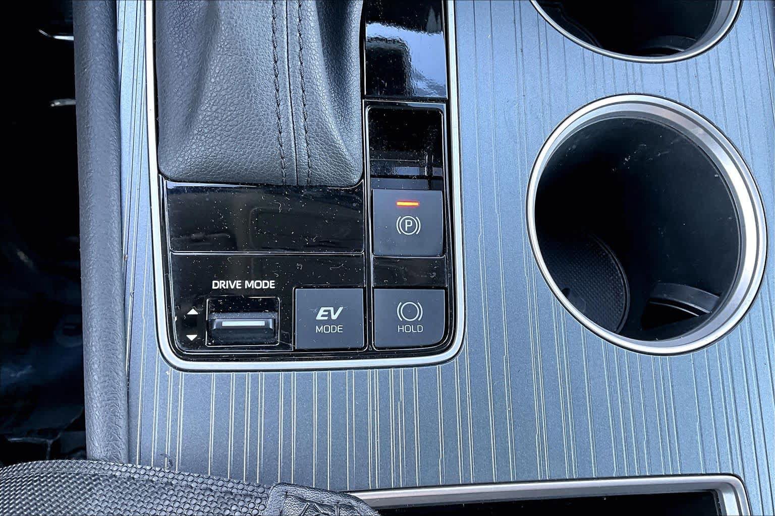 Certified 2025 Toyota Sienna LE FWD image 35
