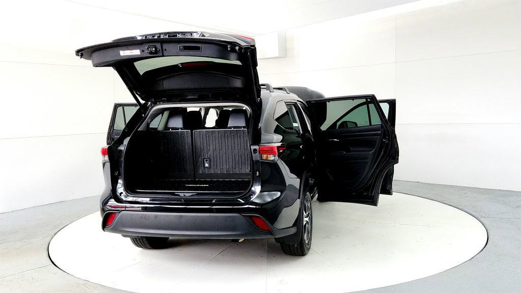Used 2023 Toyota Highlander XLE AWD/4WD image 11