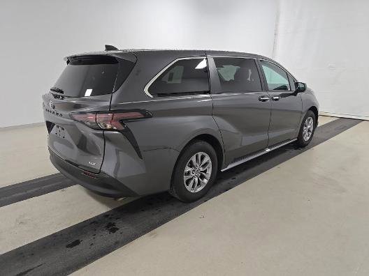 Used 2025 Toyota Sienna XLE FWD image 3