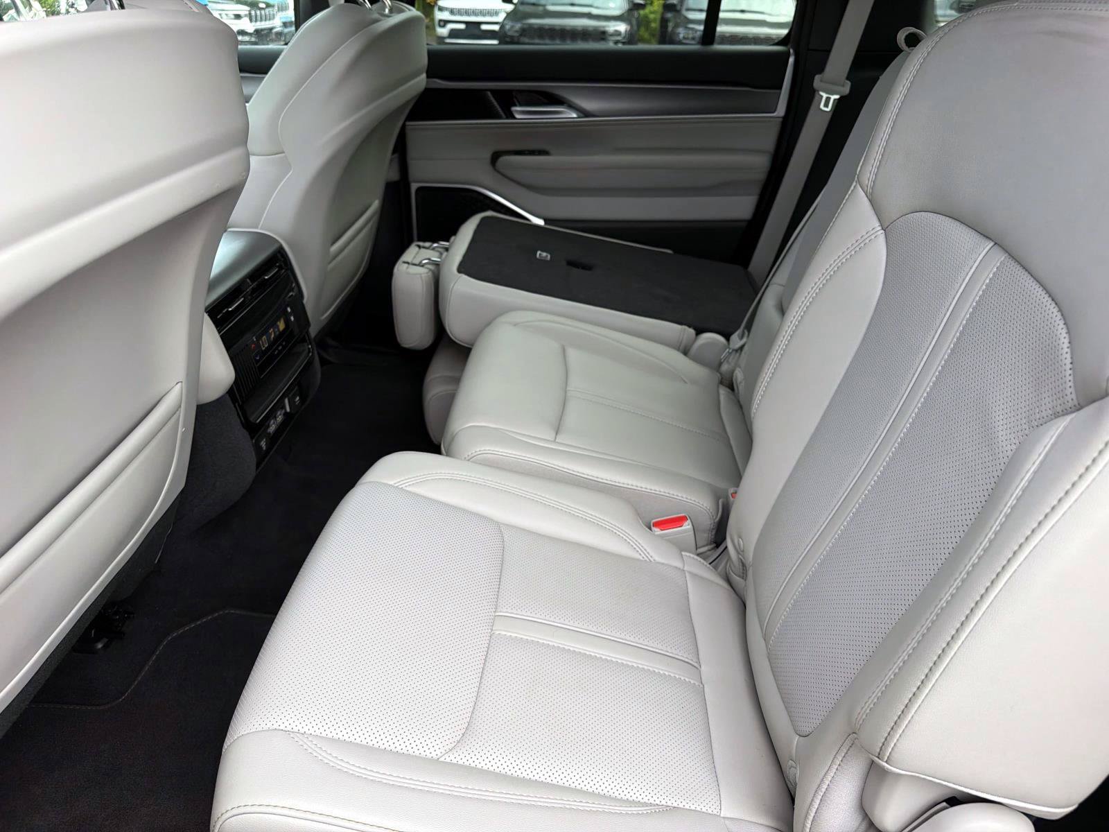 Used 2025 Jeep Wagoneer 4WD w/ Premium Group I image 11