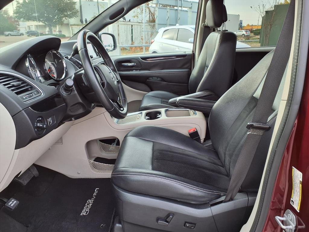 Used 2017 Dodge Grand Caravan SXT image 16