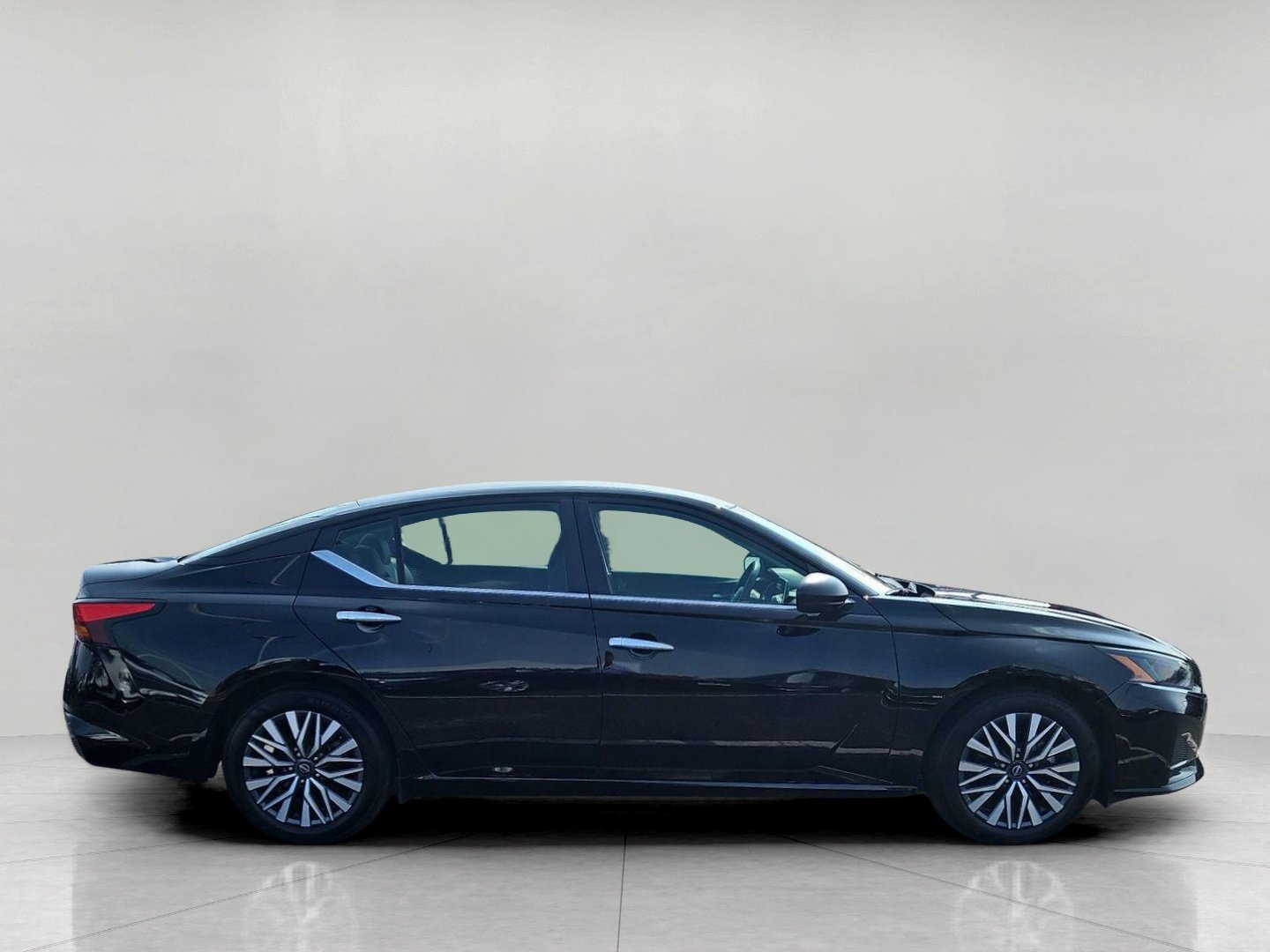 Used 2025 Nissan Altima 2.5 SV FWD image 9