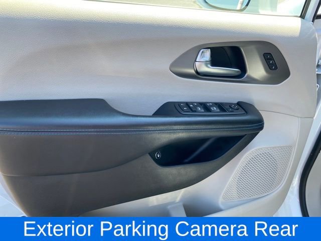 Used 2021 Chrysler Pacifica Touring-L image 17