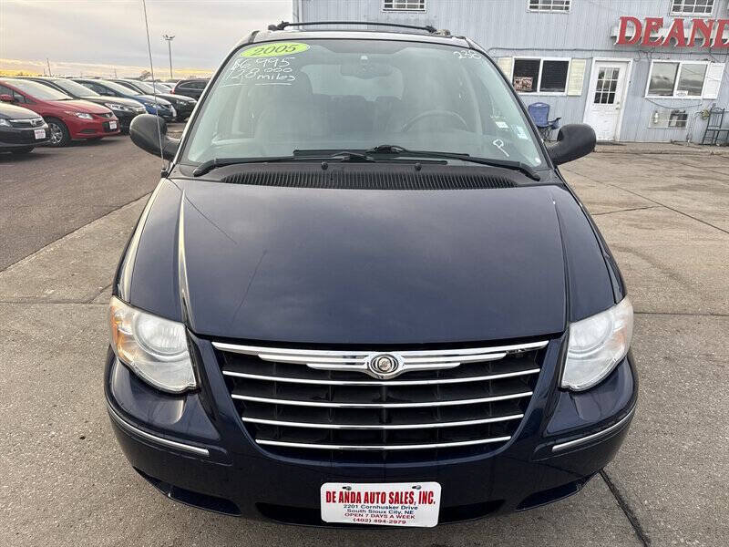 Used 2005 Chrysler Town & Country Touring w/ Luxury Group FWD image 12