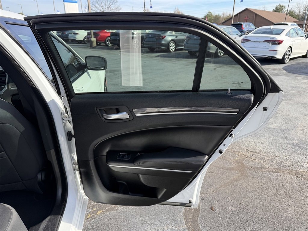 Used 2022 Chrysler 300 Touring w/ Sport Appearance Package image 12