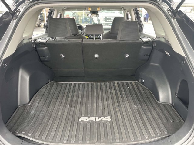 Used 2021 Toyota RAV4 LE AWD/4WD image 8