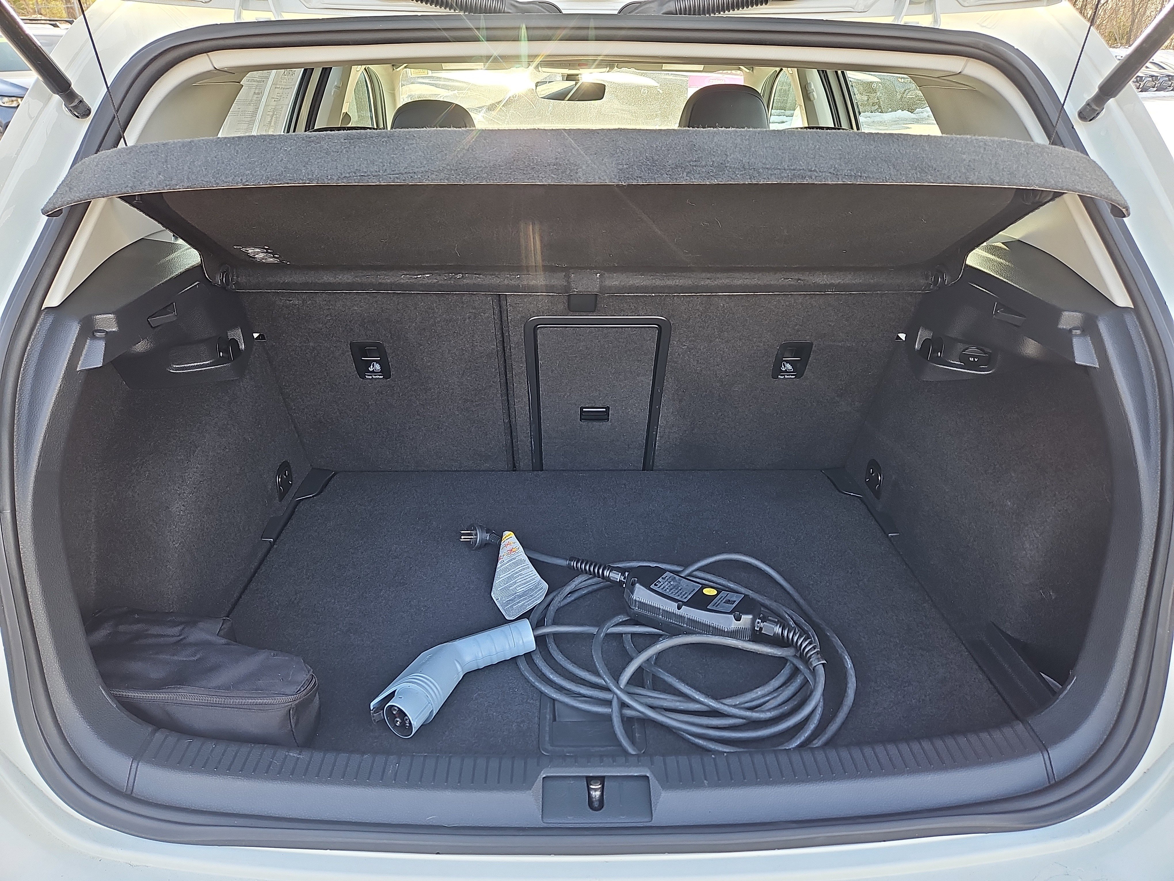 Used 2017 Volkswagen e-Golf SEL Premium image 31