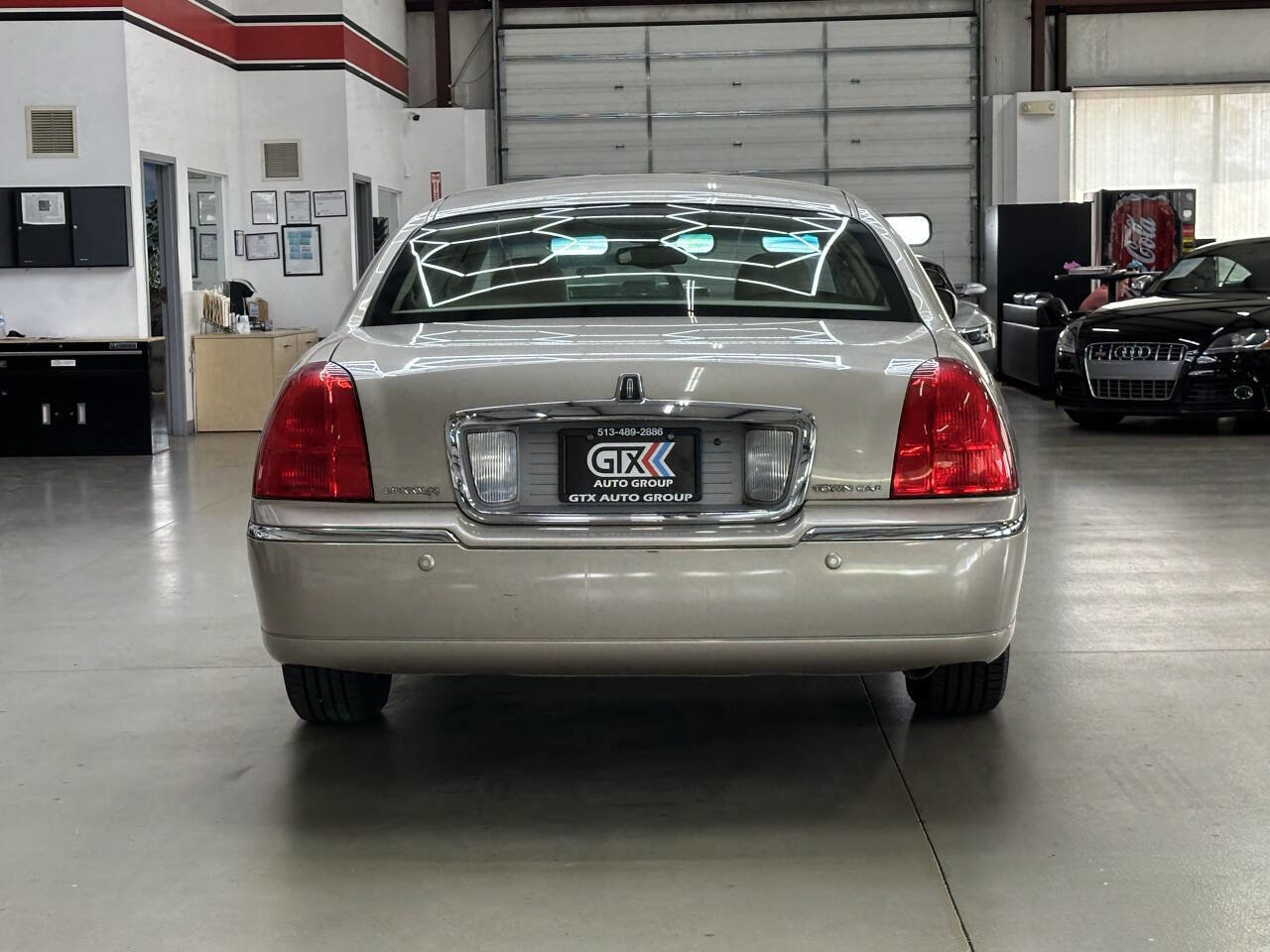 Used 2004 Lincoln Town Car Executive image 3