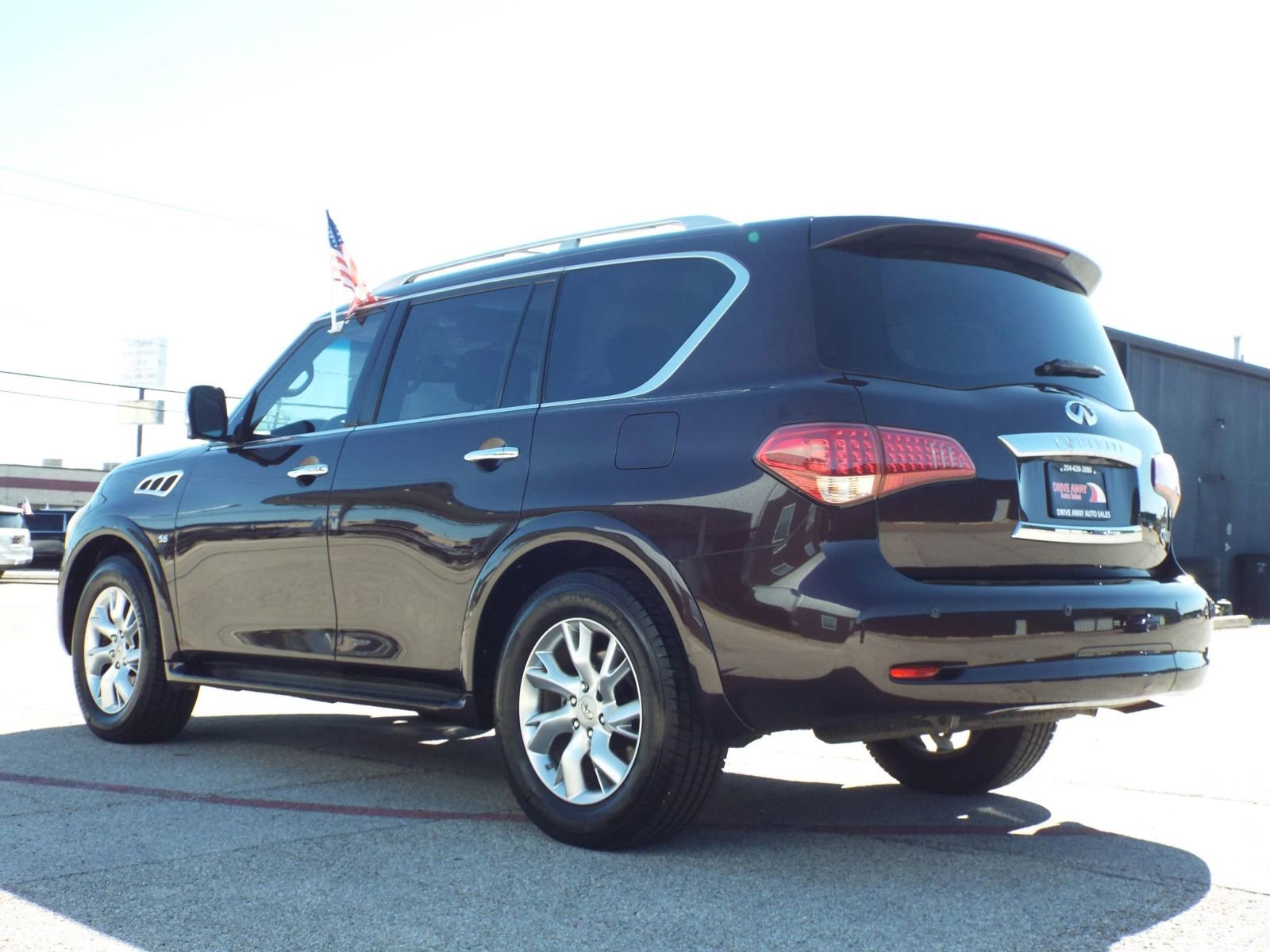 Used 2014 INFINITI QX80 4WD w/ Deluxe Touring Package image 7