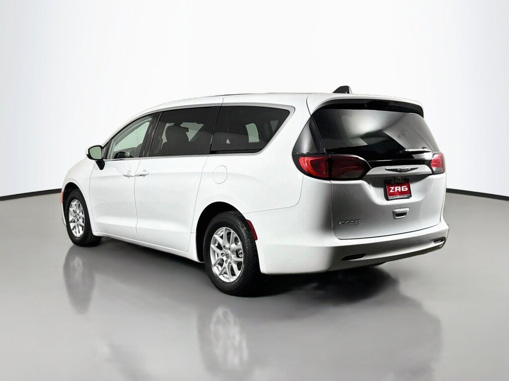 Used 2021 Chrysler Voyager LX w/ Cold Weather Group FWD image 3