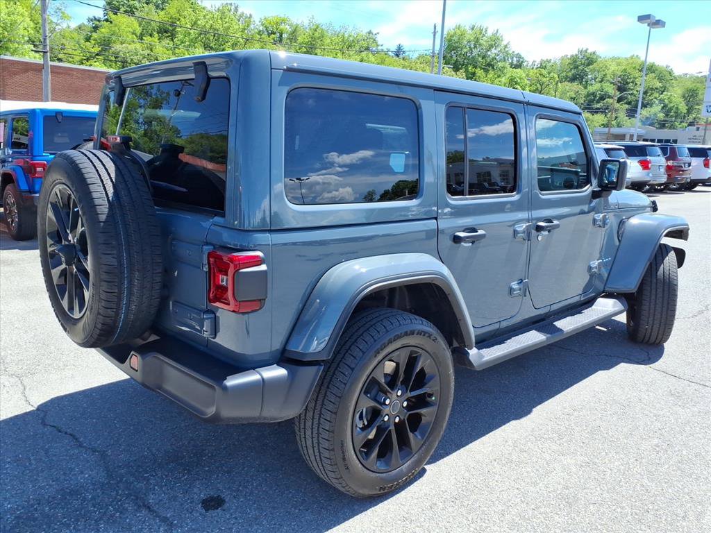 Used 2025 Jeep Wrangler Unlimited Sahara AWD/4WD image 4