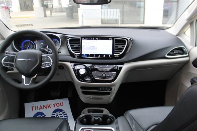 Used 2024 Chrysler Pacifica Touring-L image 12