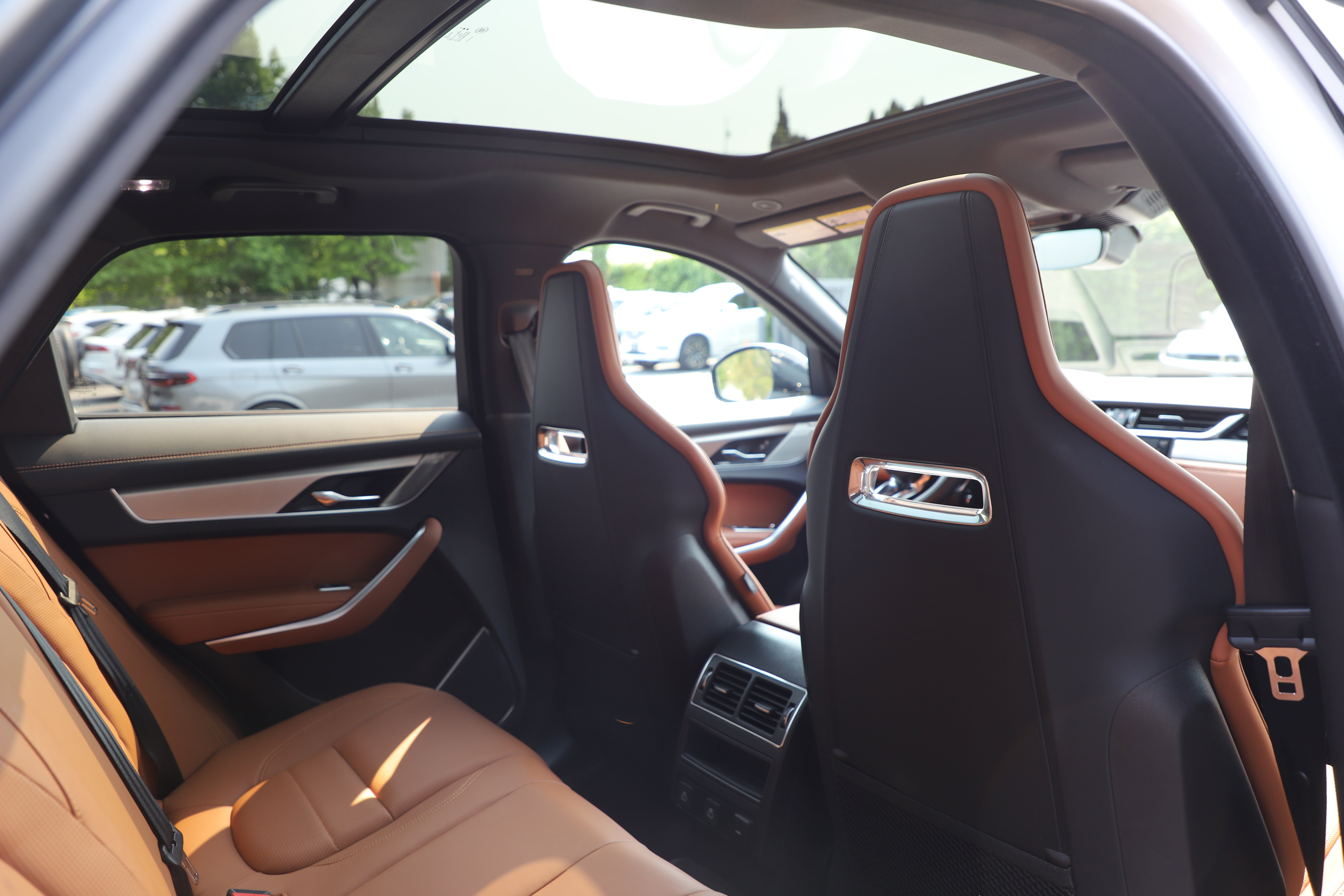 Certified 2025 Jaguar F-PACE R-Dynamic S AWD/4WD image 10