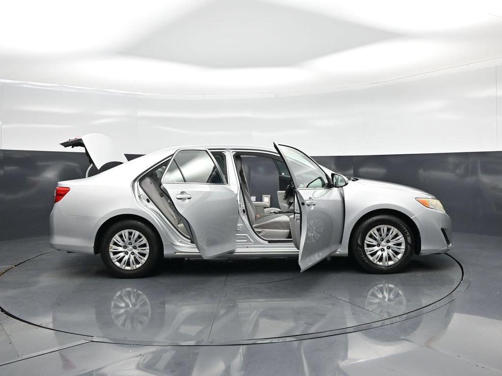 Used 2014 Toyota Camry LE FWD image 4