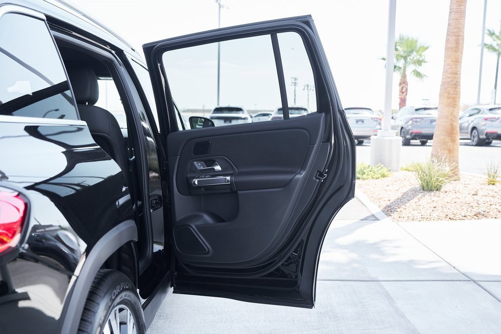 Used 2025 Mercedes-Benz GLB 250 4MATIC w/ Exclusive Package image 13